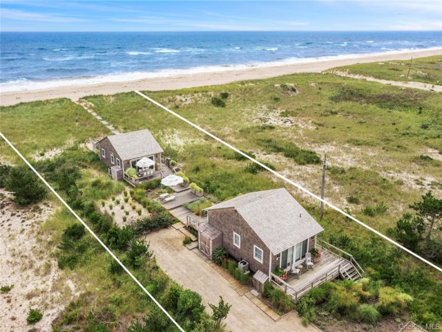  4 BR,  4.00 BTH &nbsp;Cottage style home in East Quogue