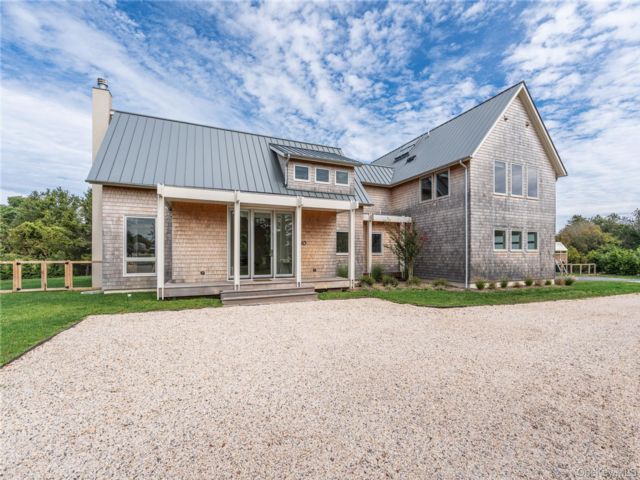  6 BR,  6.00 BTH &nbsp;Farmhouse style home in Southold