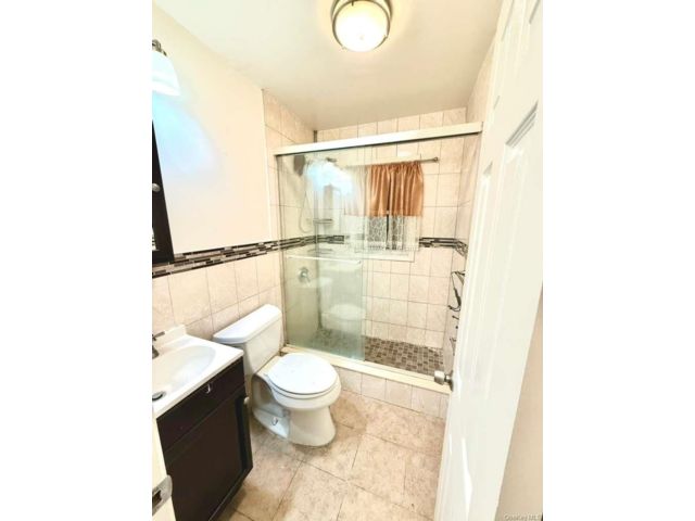  3 BR,  1.00 BTH &nbsp;Hi ranch style home in Jamaica