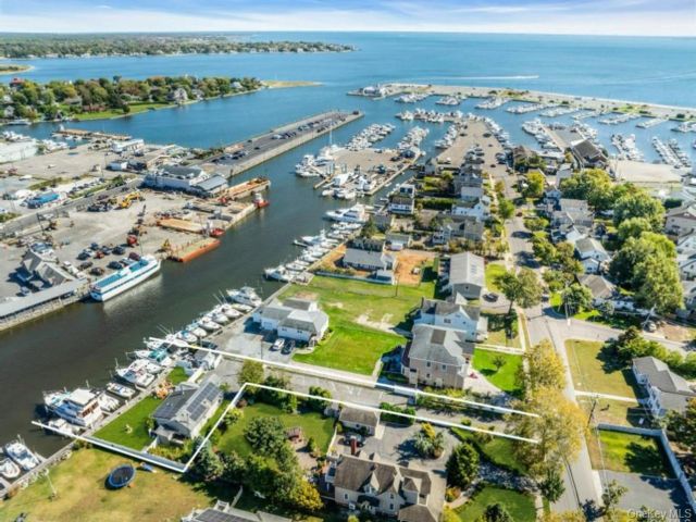  2 BR,  2.00 BTH &nbsp;Ranch style home in Bay Shore