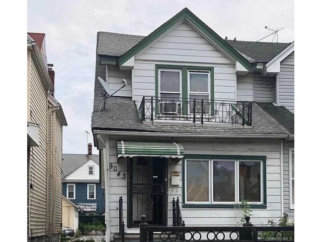  5 BR,  2.00 BTH &nbsp;Colonial style home in Jamaica