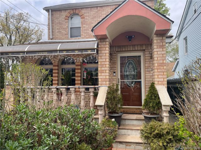  3 BR,  3.00 BTH &nbsp;Colonial style home in Cambria Heights