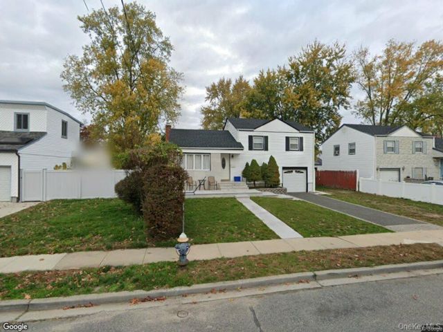  5 BR,  3.00 BTH &nbsp;A-frame style home in Roosevelt