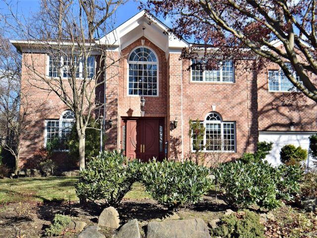  6 BR,  6.00 BTH &nbsp;Colonial style home in Great Neck
