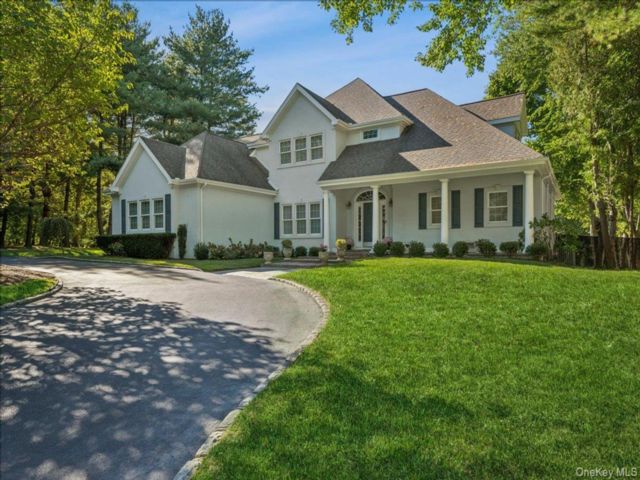  5 BR,  5.00 BTH &nbsp;Colonial style home in Locust Valley