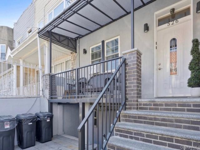  2 BR,  1.00 BTH &nbsp;Contemporary style home in Cypress Hills