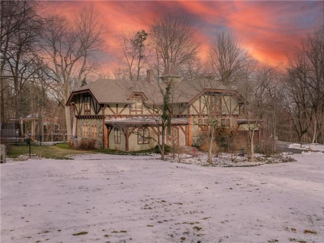  4 BR,  4.00 BTH &nbsp;Colonial style home in Newburgh