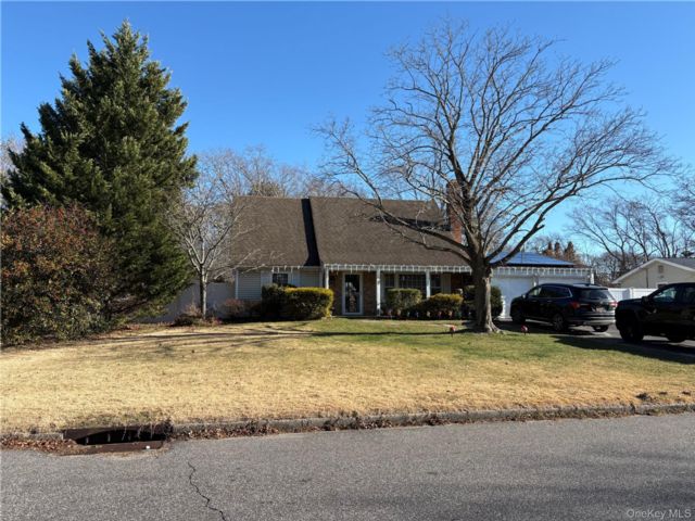  4 BR,  2.00 BTH &nbsp;Exp cape style home in Coram