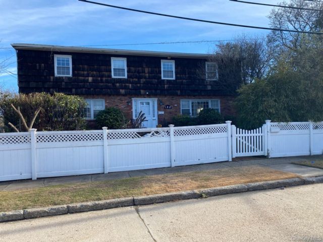  5 BR,  4.00 BTH &nbsp;Colonial style home in Atlantic Beach