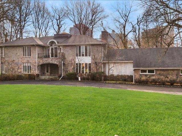  9 BR,  6.00 BTH &nbsp;Colonial style home in Great Neck