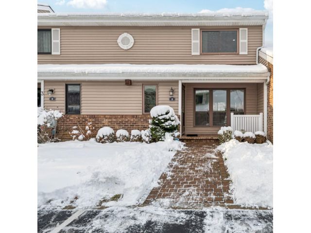  2 BR,  2.00 BTH &nbsp;Condo style home in Smithtown