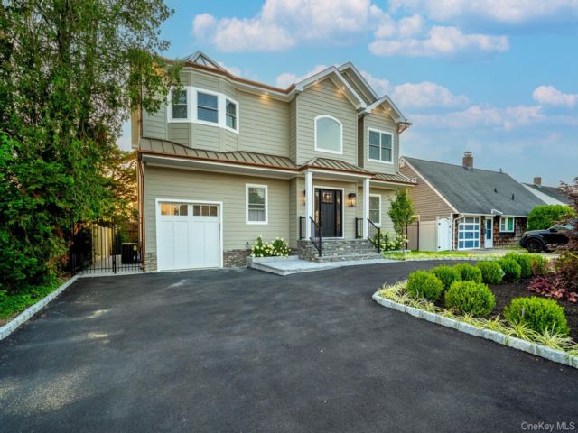  5 BR,  4.00 BTH &nbsp;Colonial style home in Levittown