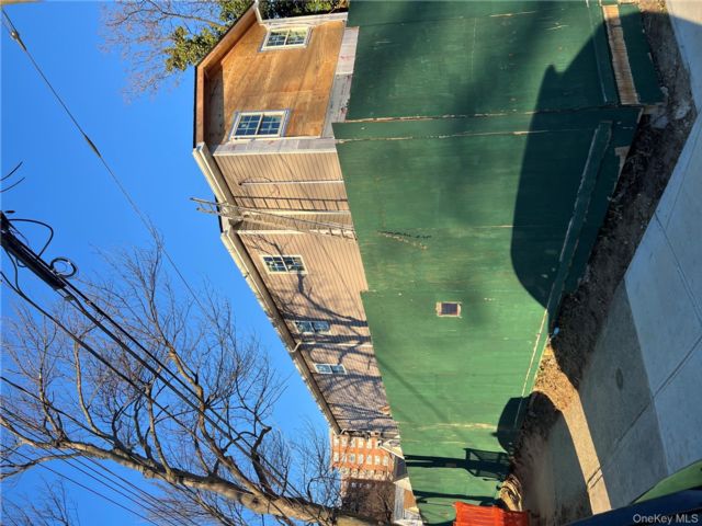  8 BR,  2.00 BTH &nbsp;A-frame style home in Jamaica