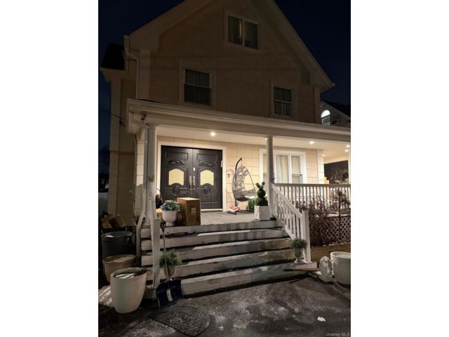  5 BR,  4.00 BTH &nbsp;Other style home in Hewlett