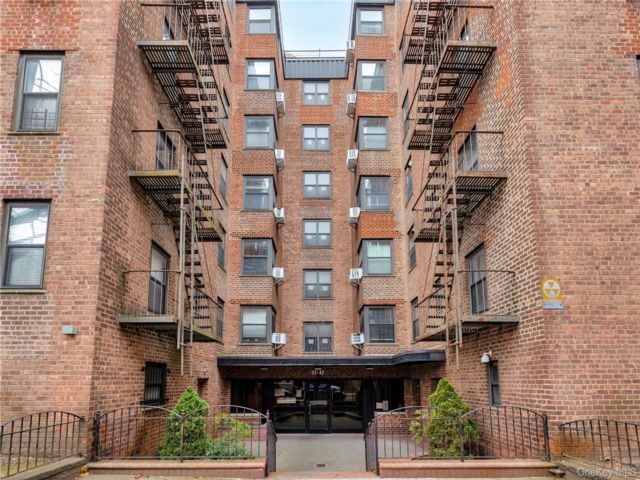  2 BR,  1.00 BTH &nbsp;Garden style home in East Elmhurst