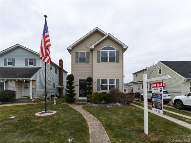  3 BR,  2.00 BTH &nbsp;Colonial style home in Merrick