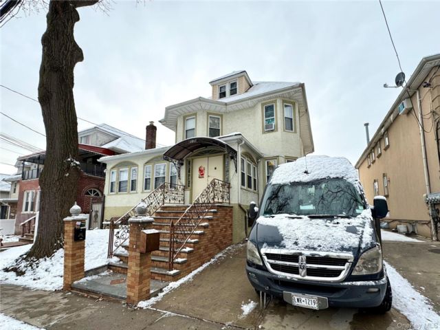  5 BR,  5.00 BTH &nbsp;Colonial style home in East Elmhurst
