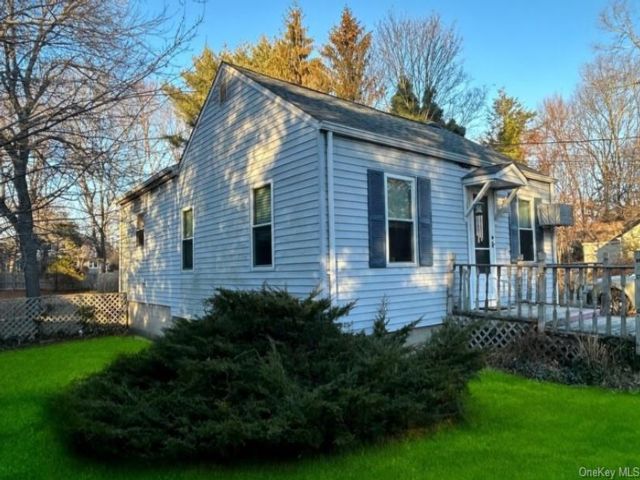  2 BR,  1.00 BTH &nbsp;Ranch style home in Smithtown