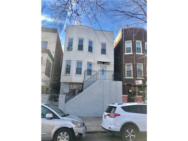  8 BR,  3.00 BTH &nbsp;House style home in Parkchester