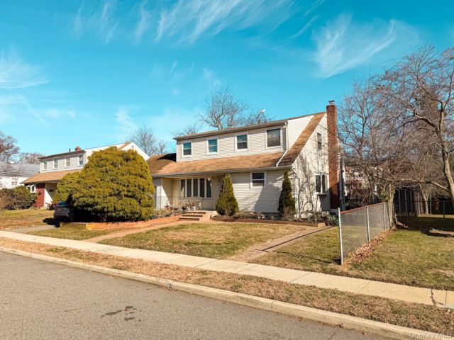  4 BR,  3.00 BTH &nbsp;Split level style home in Massapequa