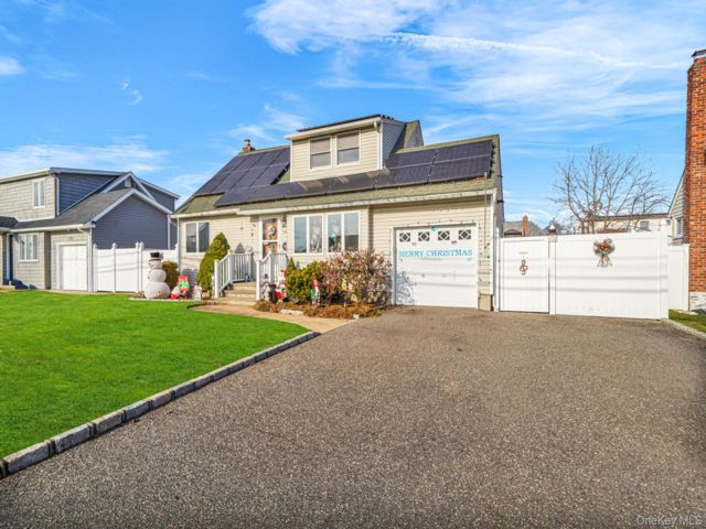 4 BR,  2.00 BTH &nbsp;Cape cod style home in Lindenhurst