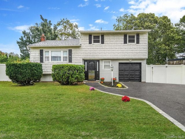  4 BR,  2.00 BTH &nbsp;Split level style home in Centereach