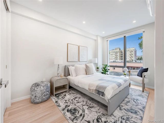  1 BR,  1.00 BTH &nbsp;Modern style home in Sunnyside