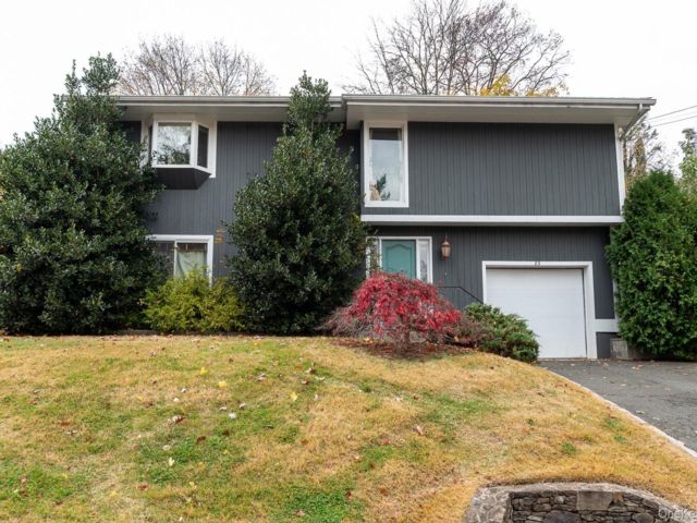  3 BR,  3.00 BTH &nbsp;Raised ranch style home in White Plains