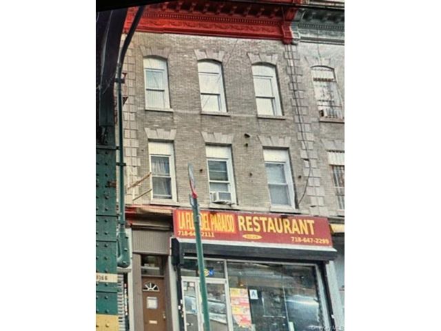  4 BR,  5.00 BTH &nbsp;Colonial style home in Woodhaven