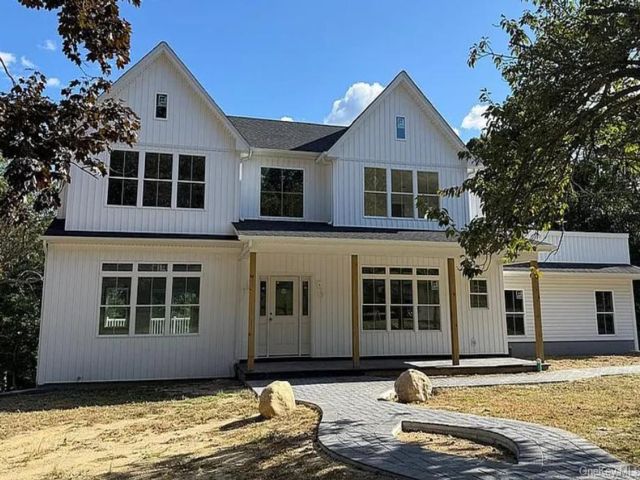  4 BR,  4.00 BTH &nbsp;Farmhouse style home in Farmingville