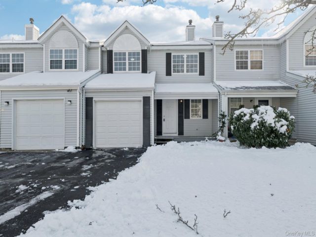  2 BR,  2.00 BTH &nbsp;House style home in Central Islip