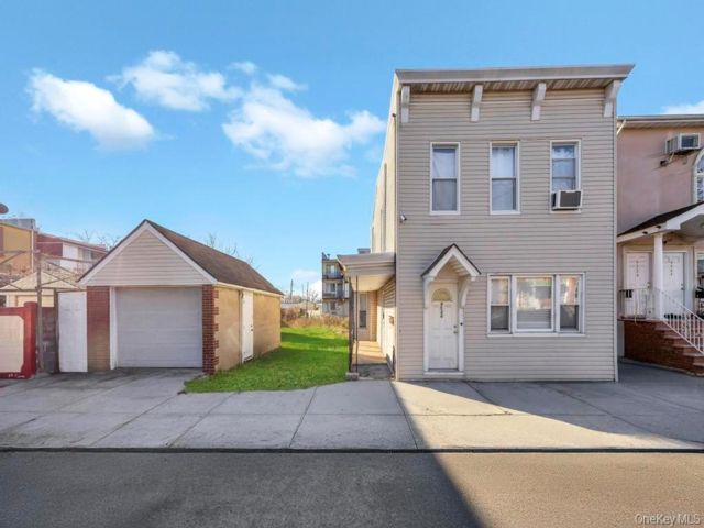  6 BR,  3.00 BTH &nbsp;House style home in Ozone Park