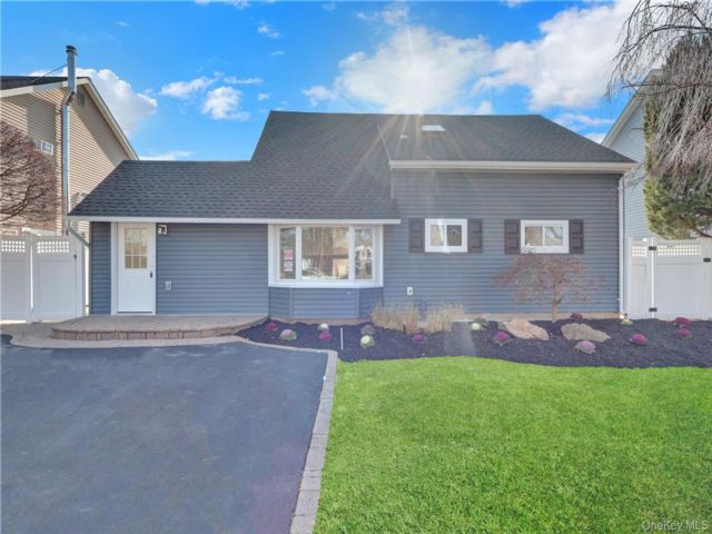  4 BR,  2.00 BTH &nbsp;Exp ranch style home in Levittown