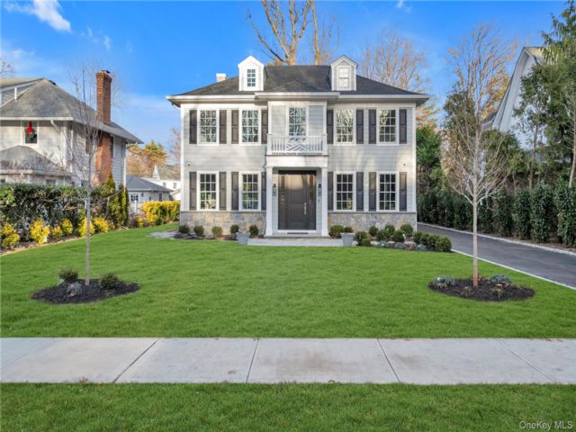  4 BR,  6.00 BTH &nbsp;Colonial style home in Manhasset