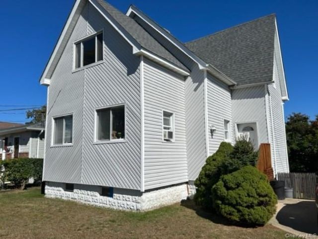  1 BR,  1.00 BTH &nbsp;Cape cod style home in Lindenhurst