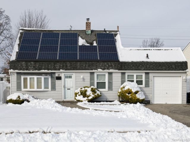  4 BR,  2.00 BTH &nbsp;Cape cod style home in Levittown