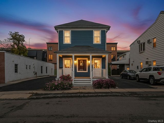  2 BR,  2.00 BTH &nbsp;Colonial style home in Roslyn