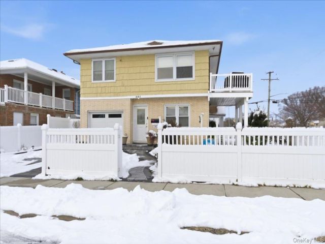  3 BR,  2.00 BTH &nbsp;Other style home in Long Beach