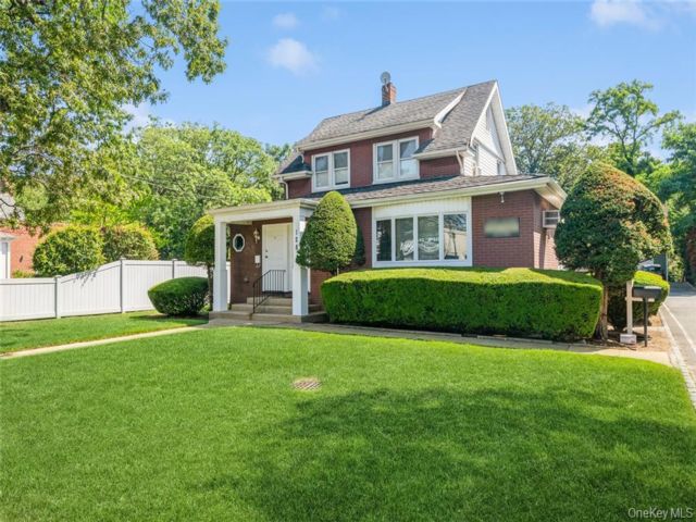 Studio,  0.00 BTH &nbsp;Commercial style home in Merrick