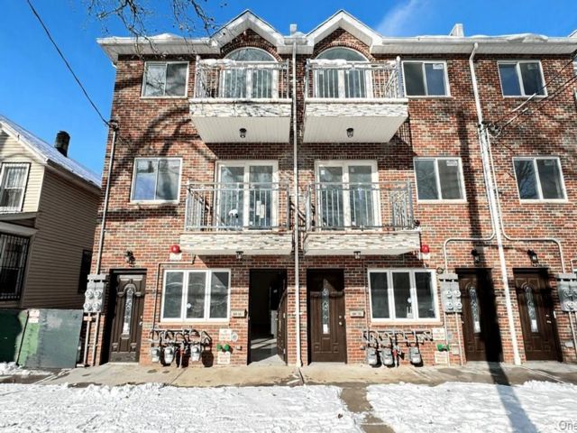  8 BR,  6.00 BTH &nbsp;Contemporary style home in Corona