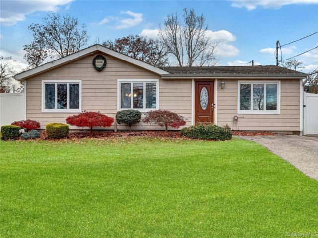  3 BR,  1.00 BTH &nbsp;Ranch style home in Selden