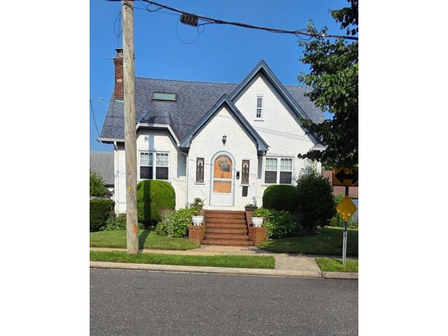  4 BR,  2.00 BTH &nbsp;Cape cod style home in Merrick