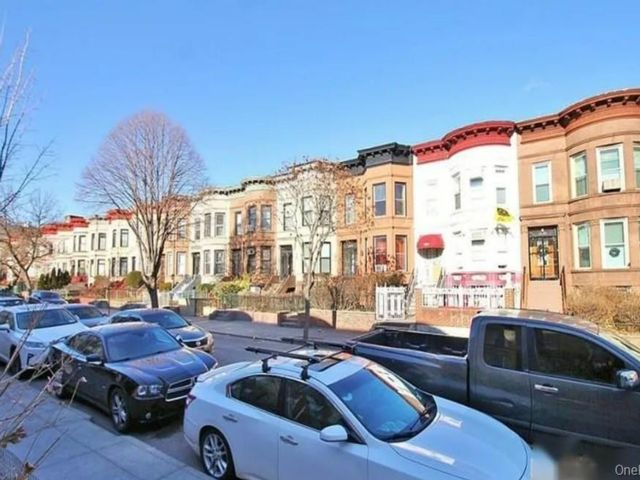  7 BR,  3.00 BTH &nbsp;House style home in Crown Heights