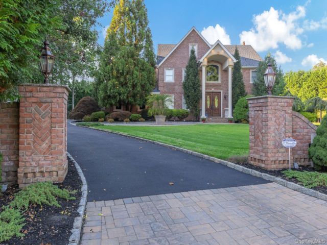  4 BR,  4.00 BTH &nbsp;Post modern style home in Manorville