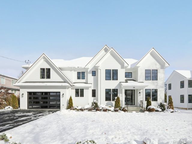  5 BR,  5.00 BTH &nbsp;Colonial style home in New Rochelle