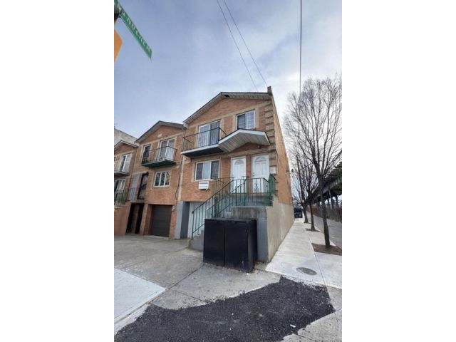  6 BR,  4.00 BTH &nbsp;House style home in East New York