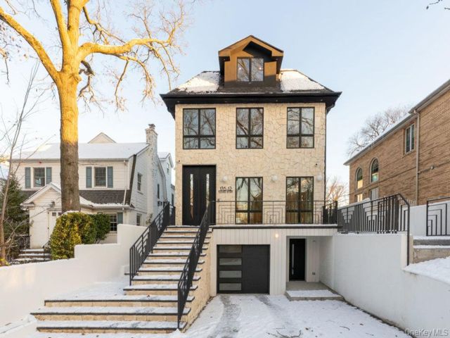  6 BR,  6.00 BTH &nbsp;Colonial style home in Jamaica Estates