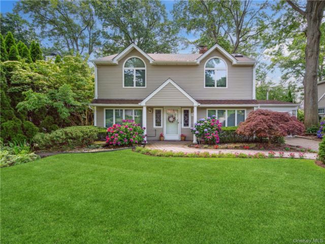  3 BR,  2.00 BTH &nbsp;Colonial style home in Port Washington