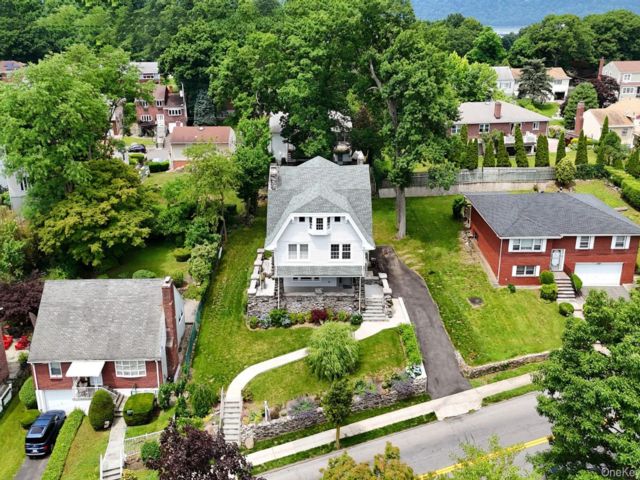  6 BR,  4.00 BTH &nbsp;Colonial style home in Yonkers