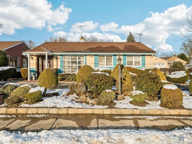  2 BR,  1.00 BTH &nbsp;Ranch style home in Lynbrook